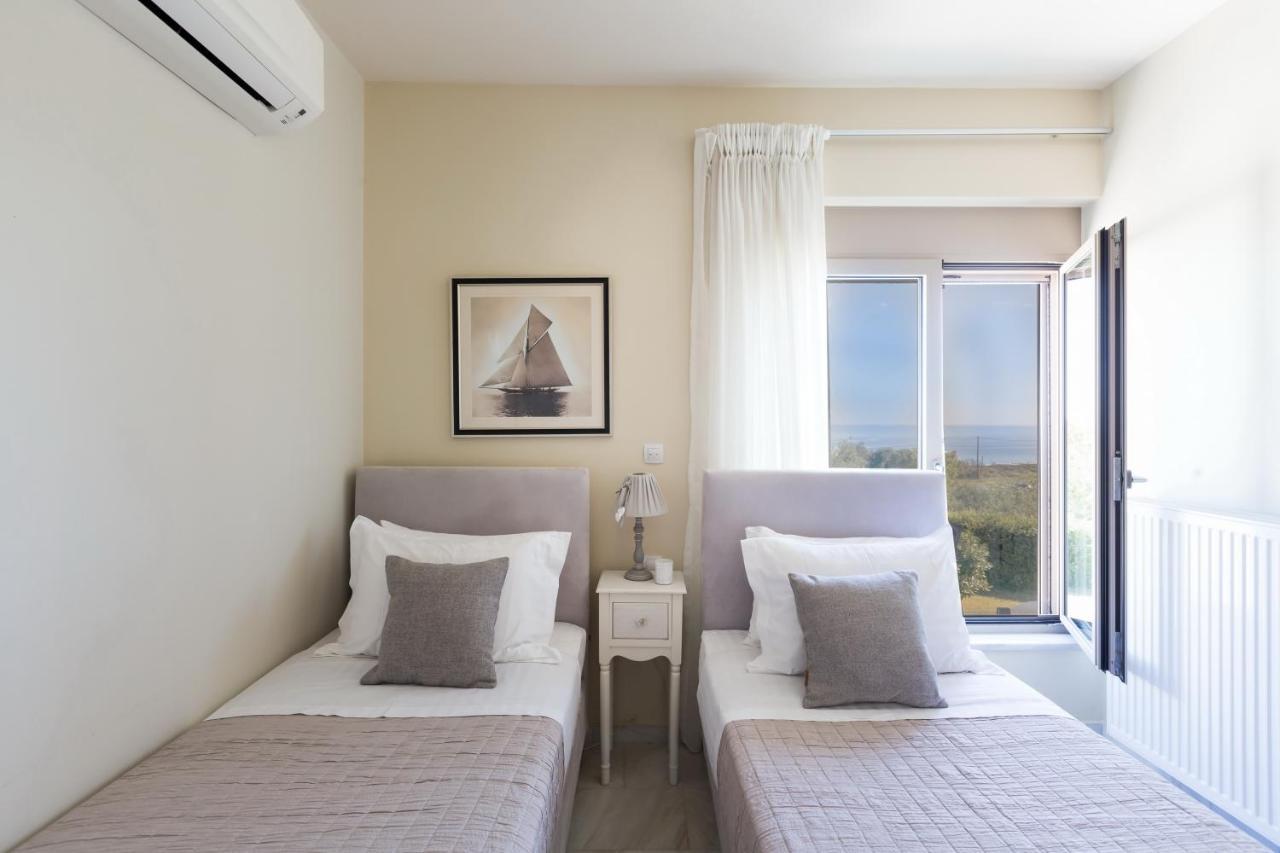 Lux Villa Mia With Heated Pool, 2Km To Beach & Childrens Area! Mikro Metochi Bagian luar foto