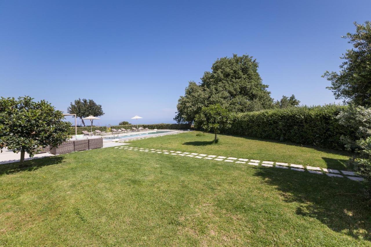 Lux Villa Mia With Heated Pool, 2Km To Beach & Childrens Area! Mikro Metochi Bagian luar foto