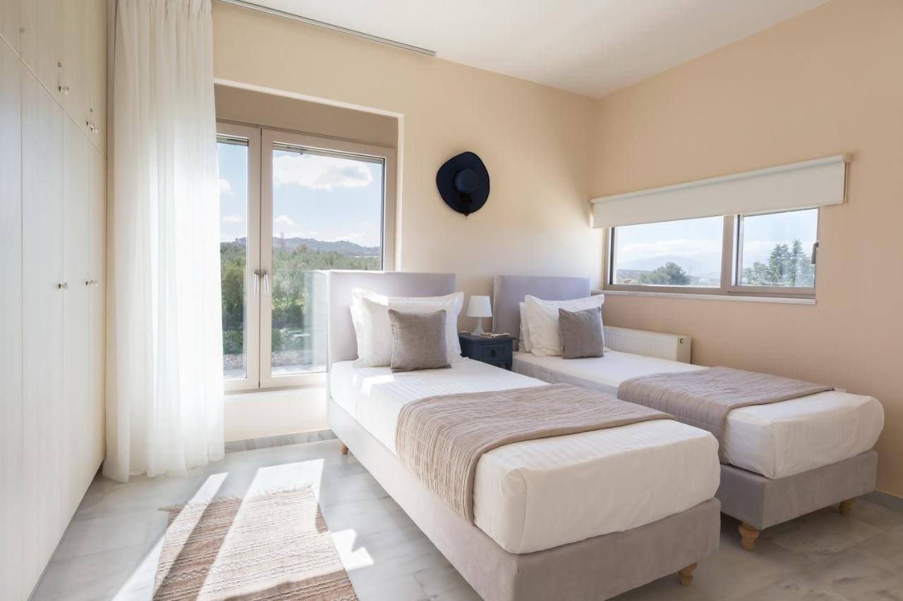 Lux Villa Mia With Heated Pool, 2Km To Beach & Childrens Area! Mikro Metochi Bagian luar foto